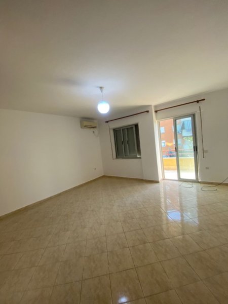 Tirane, jepet me qera apartament 2+1+Ballkon Kati 2, 90 m² 300 € (rruga e Thesarit te Spar 2,Fresk)