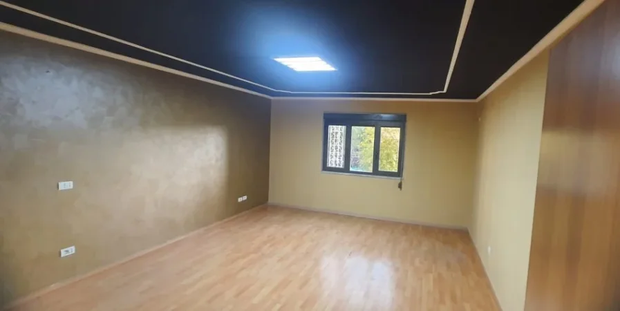 Tirane, jepet me qera apartament 3+1+Ballkon Kati 3, 160 m² 1.600 € (QENDER)