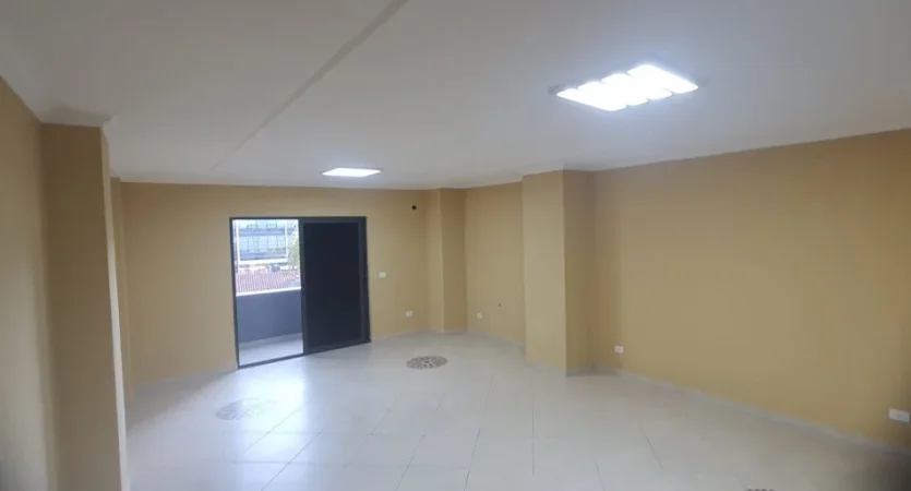 Tirane, jepet me qera apartament 3+1+Ballkon Kati 3, 160 m² 1.600 € (QENDER)
