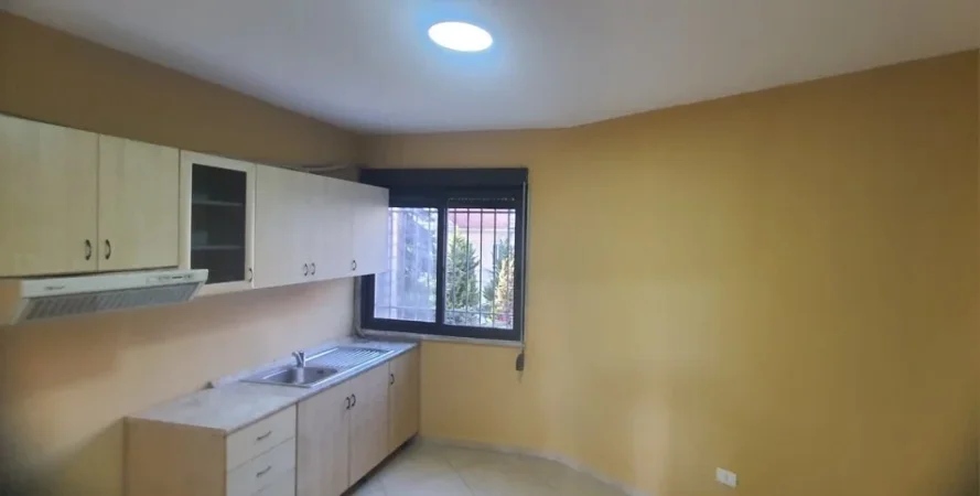Tirane, jepet me qera apartament 3+1+Ballkon Kati 3, 160 m² 1.600 € (QENDER)