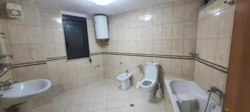 Tirane, jepet me qera apartament 3+1+Ballkon Kati 3, 160 m² 1.600 € (QENDER)