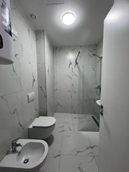 Tirane, jepet me qera apartament 1+1+Ballkon Kati 6, 82 m² (Lake View Residence, Liqeni Artificial)