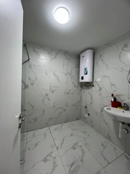 Tirane, jepet me qera apartament 1+1+Ballkon Kati 6, 67 m² (Lake View Residence, Liqeni Artificial)