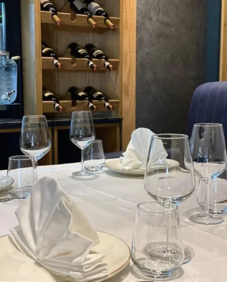 Tirane, jepet me qera hotel Kati 3, 6.500 m² 6.500 € (STACIONI I TRENIT)