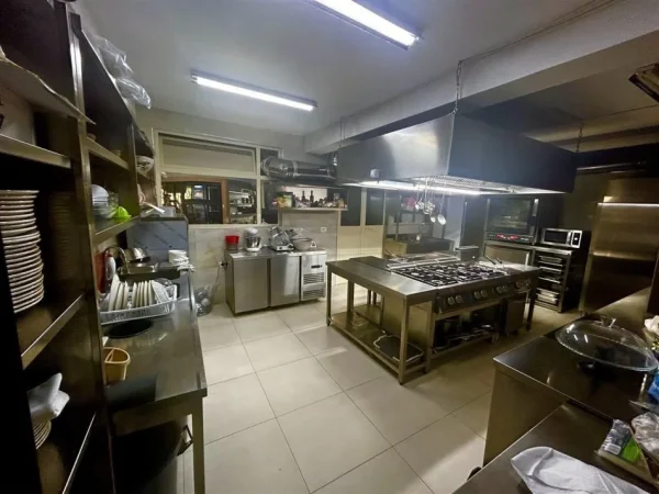 Tirane, jepet me qera hotel Kati 3, 6.500 m² 6.500 € (STACIONI I TRENIT)