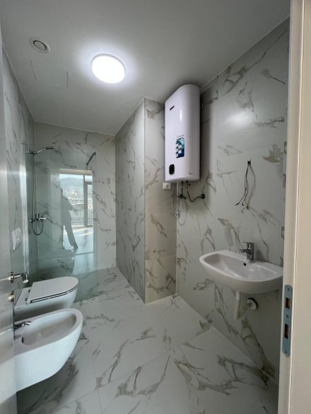Tirane, jepet me qera apartament 2+1+Ballkon Kati 10, 127 m² (Lake View Residence, Liqeni Artificial)