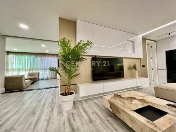 Tirane, jepet me qera 2+1 Kati 7, 155 m² 2.300 € (QIRA, APARTAMENT DELUXE 2+1+2 te BLLOKUNeom103045)