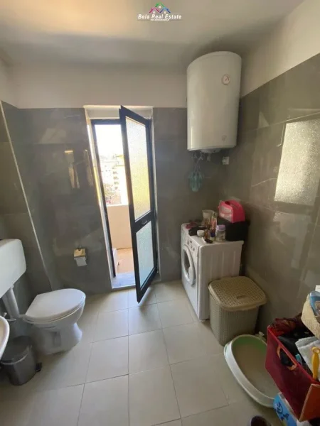 Tirane, shes apartament 1+1+Ballkon Kati 5, 57 m² 95.000 € (vasil shanto)