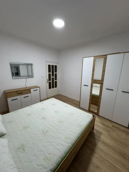 Tirane, jepet me qera apartament 1+1+Ballkon , 65 m² 400 € (Unaza e re)
