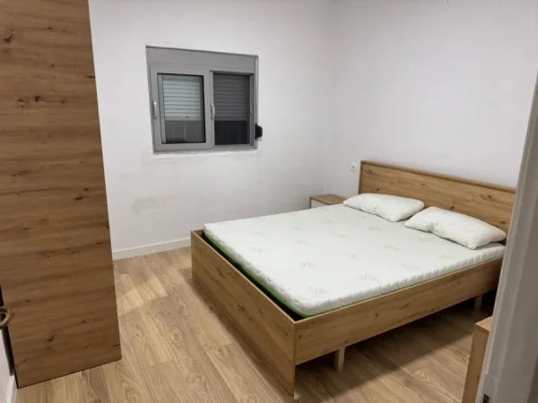 Tirane, jepet me qera apartament 1+1+Ballkon , 65 m² 400 € (Unaza e re)