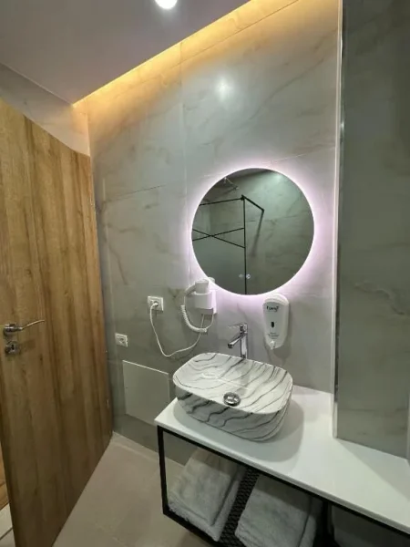 Tirane, jepet me qera hotel Kati 5, 1 m² 35.000 € (PALLATI I BRIGADAVE)