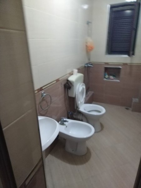 Tirane, jepet me qera apartament 3+1 Kati 2, 100 m² 500 € (rruga Karl Gega)