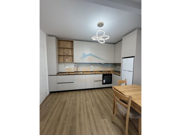 Tirane, jepet me qera apartament 1+1+Ballkon Kati 3, 65 m² 1.000 € (Qira, Apartament 1+1, Lake View Residence, Rruga e Kosovareve)