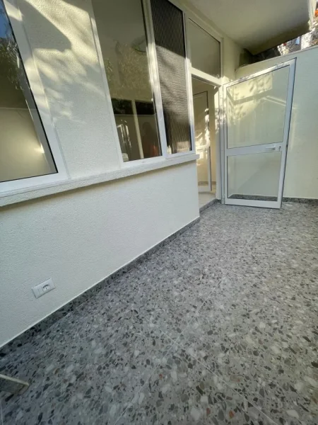 Tirane, jepet me qera zyre Kati 1, 78 m² 550 € (Vasil Shanto)