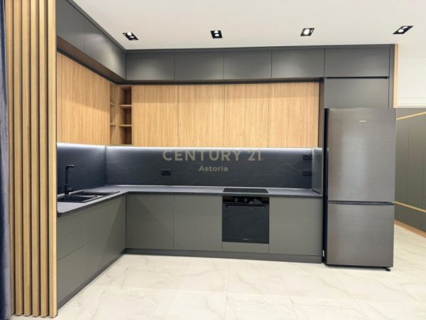 Tirane, shes apartament 3+2+3+POST PARKIMI+VERANDE , 260 m² 550.000 € (Astiri)