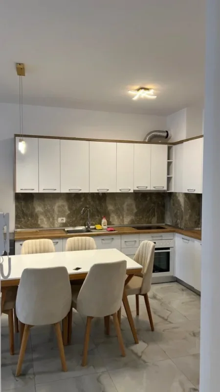 Tirane, jepet me qera apartament 2+1+Ballkon Kati 7, 114 m² 700 € (Rezidenca Oasis)