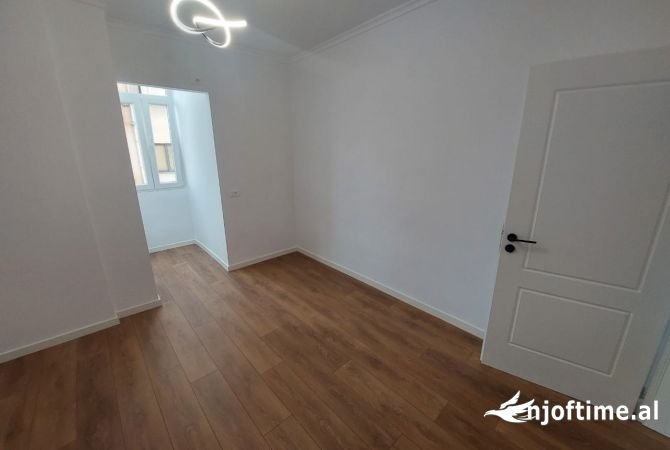 Tirane, shitet apartament 2+1+Ballkon Kati 4, 90 m² 185.000 € (Rruga e Dibrës, pranë Medresesë)