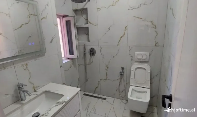 Tirane, shitet apartament 2+1+Ballkon Kati 4, 90 m² 185.000 € (Rruga e Dibrës, pranë Medresesë)