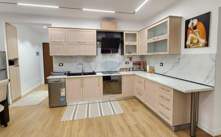 Tirane, jepet me qera apartament 2+1 Kati 4, 115 m² 1.000 € 