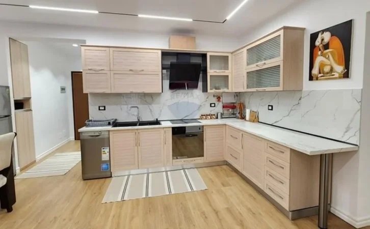 Tirane, jepet me qera apartament 2+1 Kati 4, 115 m² 1.000 € 