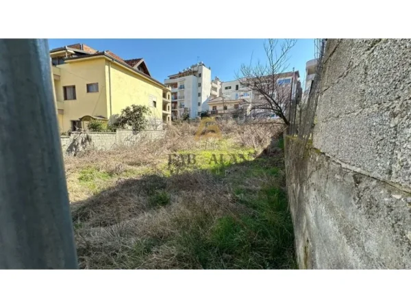 Tirane, shitet toke , 230 m² 85.000 € (Porcelan)