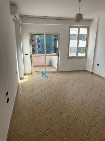 Tirane, jap me qera apartament 1+1+Ballkon Kati 4, 70 m² (Ish Nisharaku)