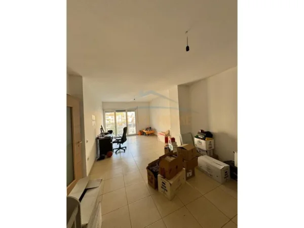 Tirane, jepet me qera apartament 1+1 Kati 4, 80 m² 400 € (Don Bosko)