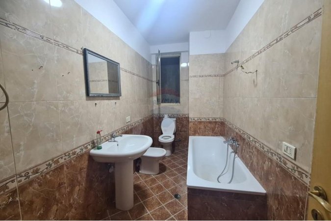 Tirane, jepet me qera apartament 1+1 , 450 € (Myslym Shyri)
