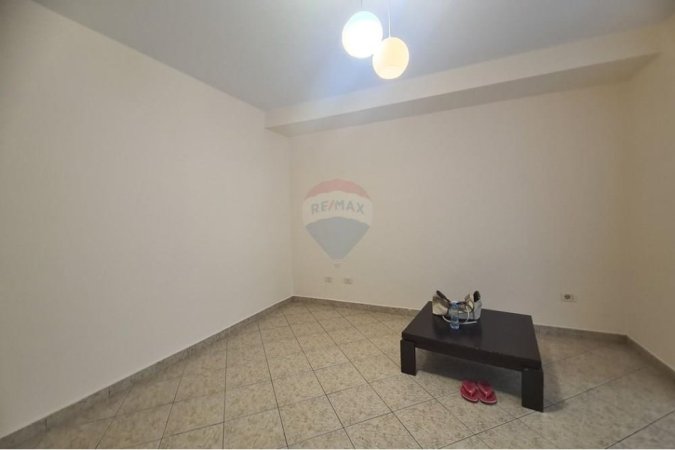 Tirane, jepet me qera apartament 1+1 , 450 € (Myslym Shyri)