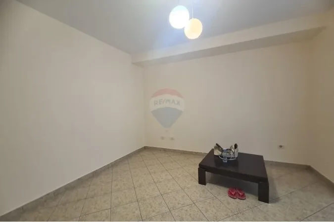 Tirane, jepet me qera apartament 1+1 , 450 € (Myslym Shyri)