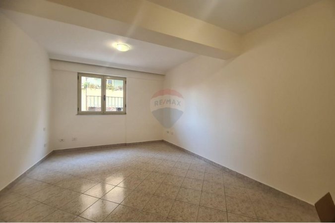 Tirane, jepet me qera apartament 1+1 , 450 € (Myslym Shyri)