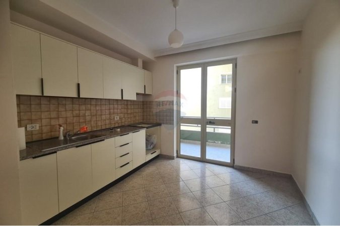 Tirane, jepet me qera apartament 1+1 , 450 € (Myslym Shyri)