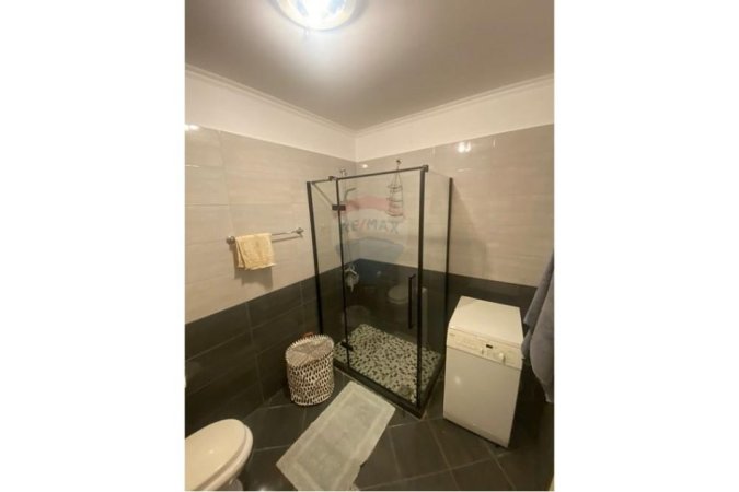 Tirane, jepet me qera apartament 2+1 , 650 € (Komuna)