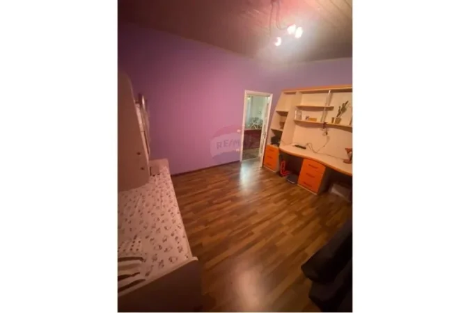 Tirane, jepet me qera apartament 2+1 , 650 € (Komuna)