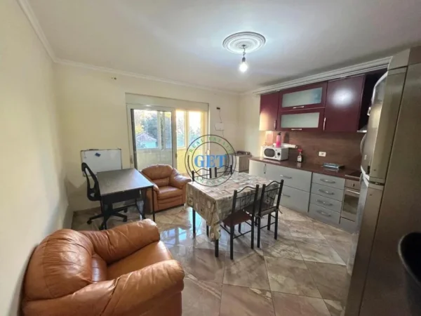 Durres, jepet me qera apartament 2+1 Kati 2, 90 m² 500 € (Bulevardi, Durres.)