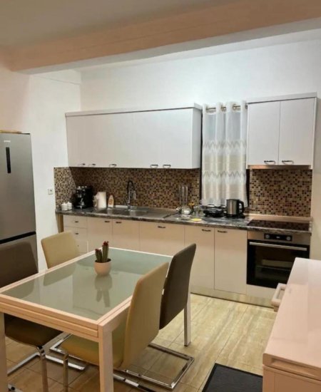 Tirane, jepet me qera apartament 2+1+Ballkon Kati 2, 80 m² 500 € (rruga e Burgut)