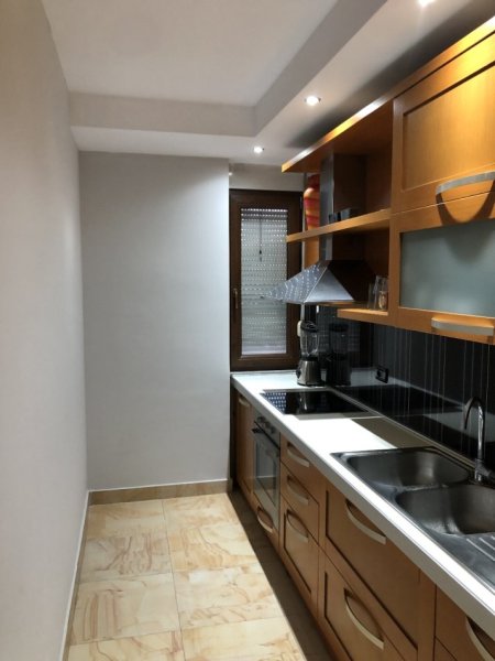 Tirane, jepet me qera apartament 3+1+Aneks+Ballkon Kati 6, 165 m² 1.100 € (Rruga Reshit Collaku)