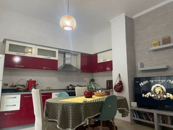 Tirane, jepet me qera apartament 2+1+Ballkon Kati 2, 95 m² 500 € (Kodra e Diellit , rruga bill klinton)