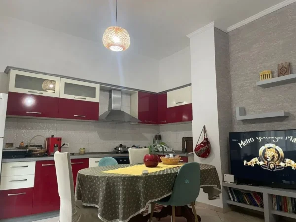 Tirane, jepet me qera apartament 2+1+Ballkon Kati 2, 95 m² 500 € (Kodra e Diellit , rruga bill klinton)