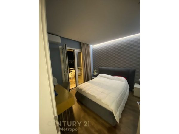 Tirane, jepet me qera apartament 3+1 Kati 11, 114 m² 1.700 € (RRUGA E BARRIKADAVE)