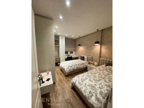 Tirane, jepet me qera apartament 3+1 Kati 11, 114 m² 1.700 € (RRUGA E BARRIKADAVE)