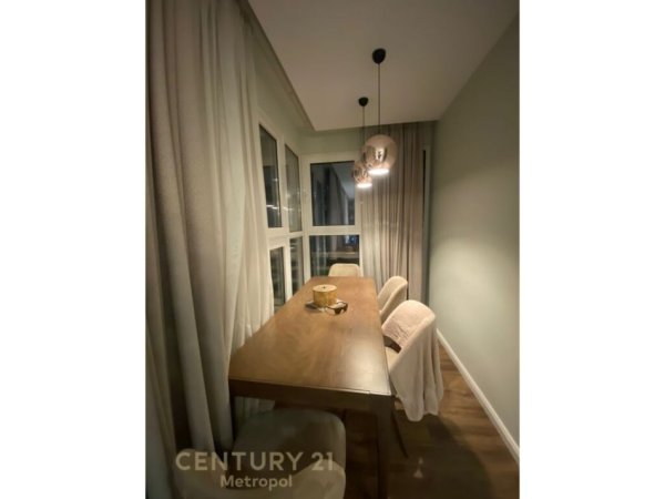 Tirane, jepet me qera apartament 3+1 Kati 11, 114 m² 1.700 € (RRUGA E BARRIKADAVE)