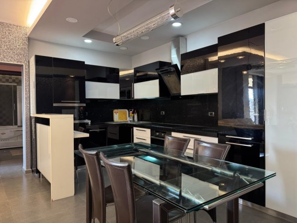 Tirane, shes apartament 2+1+Ballkon Kati 6, 130 m² 200.000 € (Selvia)