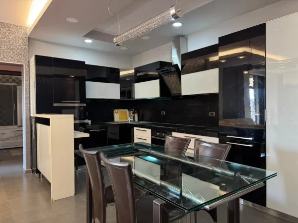Tirane, shes apartament 2+1+Ballkon Kati 6, 130 m² 200.000 € (Selvia)
