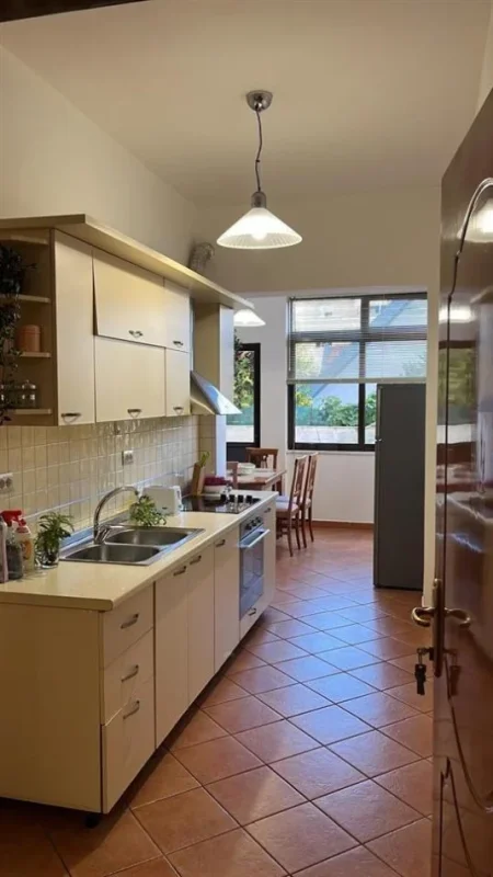 Tirane, jepet me qera shtepi 2+1+Ballkon Kati 1, 130 m² 500 € (rruga Ali Demi)