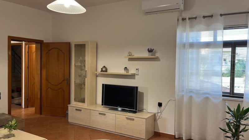 Tirane, jepet me qera shtepi 2+1+Ballkon Kati 1, 130 m² 500 € (rruga Ali Demi)