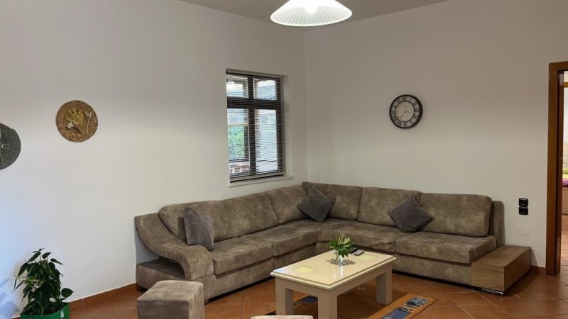 Tirane, jepet me qera shtepi 2+1+Ballkon Kati 1, 130 m² 500 € (rruga Ali Demi)