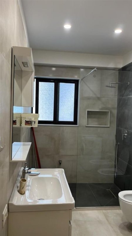 Tirane, jepet me qera shtepi 2+1+Ballkon Kati 1, 130 m² 500 € (rruga Ali Demi)