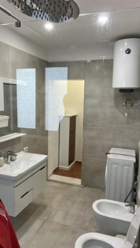 Tirane, jepet me qera shtepi 2+1+Ballkon Kati 1, 130 m² 500 € (rruga Ali Demi)