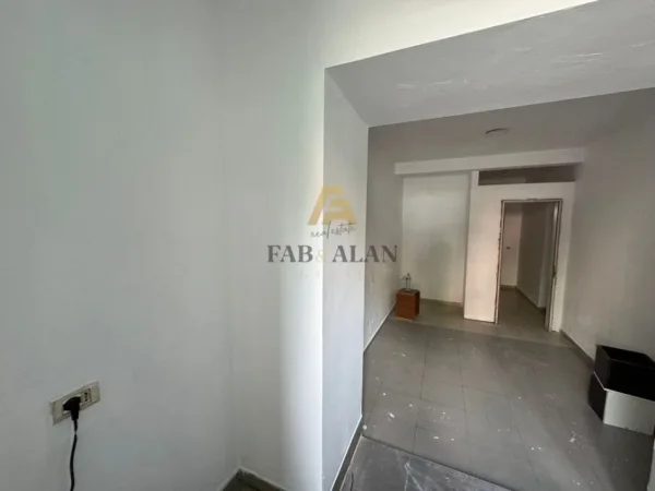 Tirane, jepet me qera ambjent biznesi Kati 0, 30 m² 600 € (Rruga e Durresit)